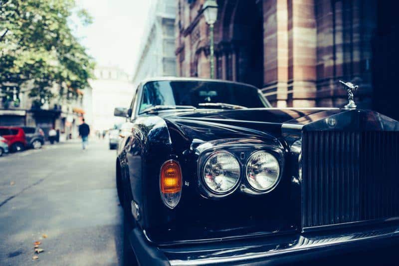 Cover Image for Elektroauto-Offensive von München aus: Chinesische Luxusmarke krallt sich Rolls-Royce-Designchef