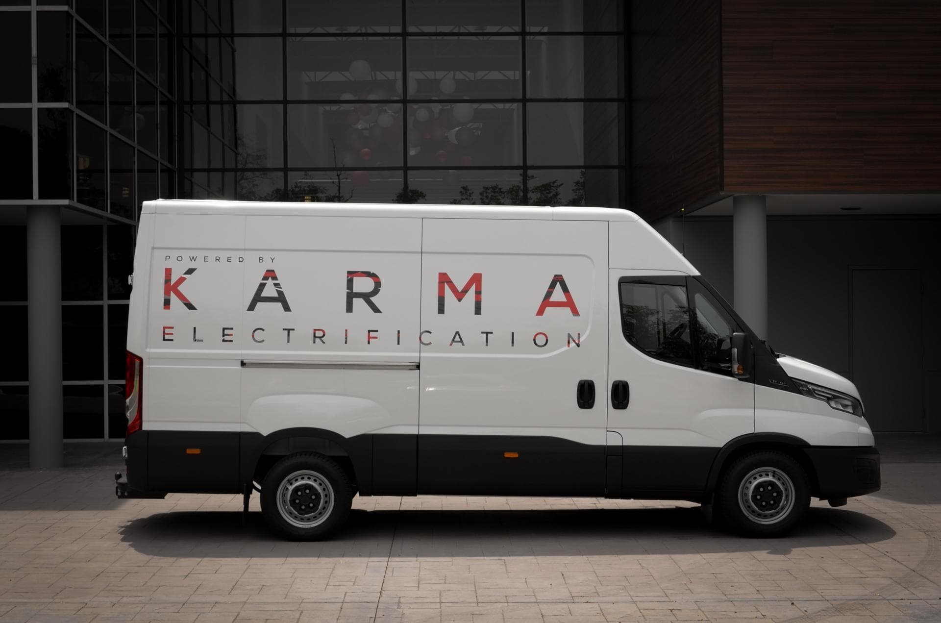Cover Image for Karma präsentiert teilelektrifizierte “EREV E-Flex Van-Plattform”