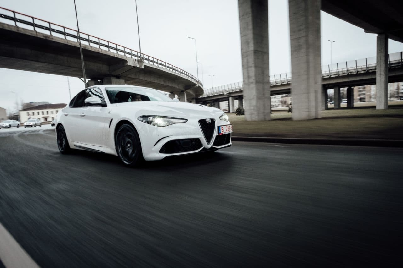 Cover Image for Alfa Romeo kündigt weitere Elektroautos an