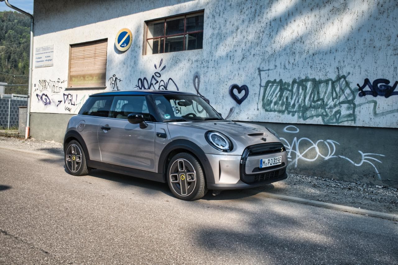 Cover Image for BMW soll Produktion von Elektro-Minis von Oxford nach China verlegen