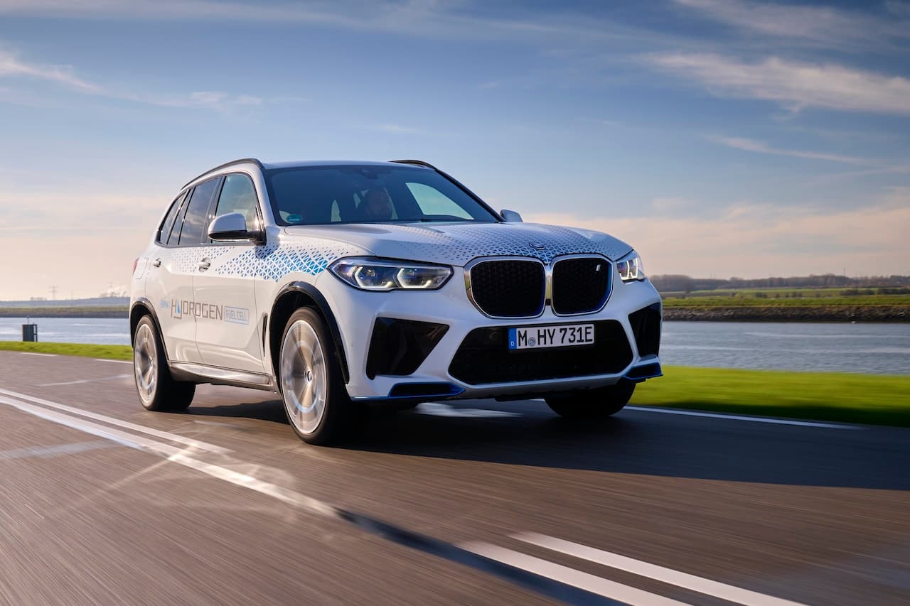 Cover Image for BMW startet Wasserstoff-iX5 Pilotflotte
