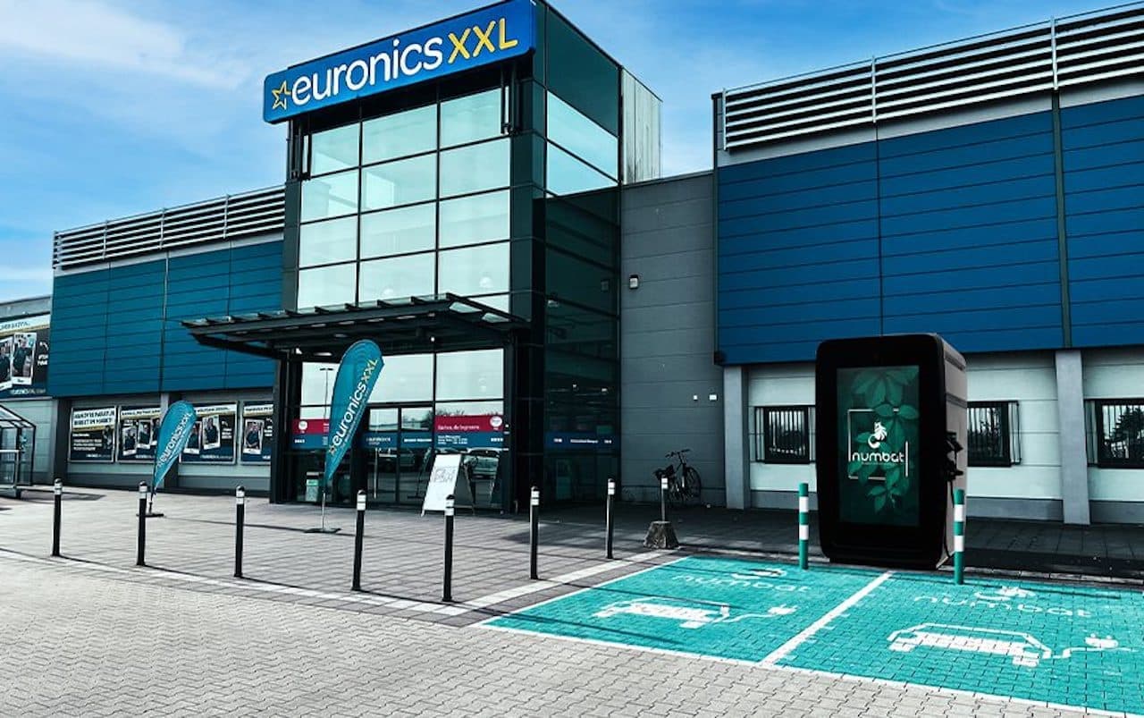 Cover Image for Euronics installiert flächendeckend 300-kW-Schnelllader