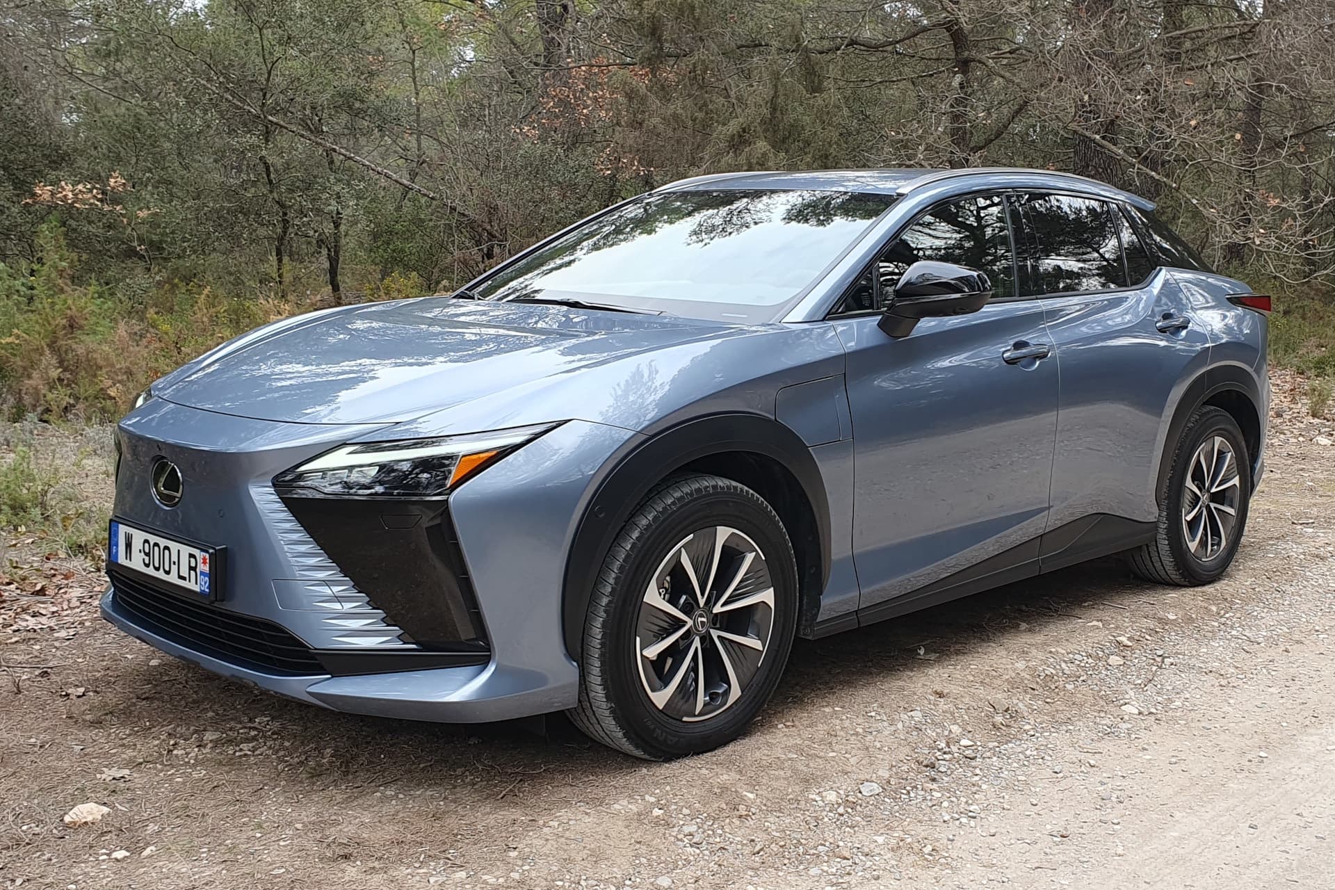 Cover Image for Lexus RZ 450e im Test: Fahren mit Strom, lenken mit Strom