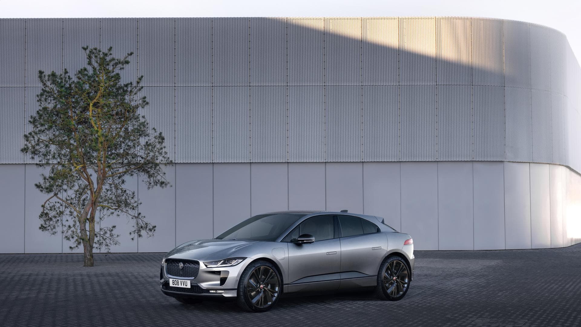 Cover Image for Jaguar Land Rover investiert 15 Mrd. Pfund in elektrifizierte Zukunft