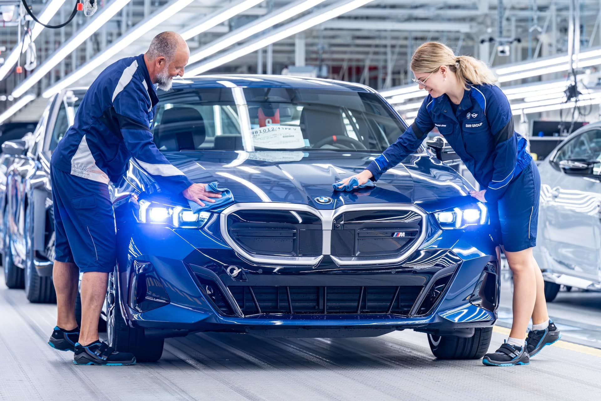 Cover Image for BMW startet Fertigung der Elektro-Limousine i5