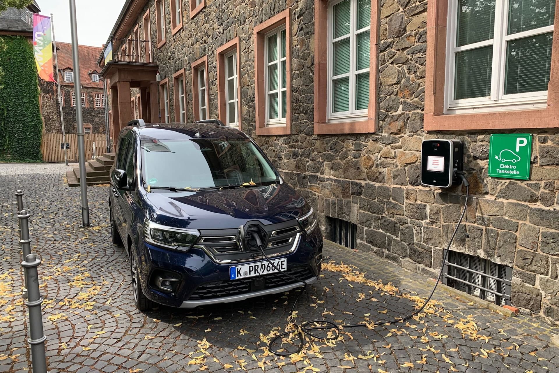 Cover Image for Renault Kangoo E-Tech im Test: Pragmatischer Praktiker