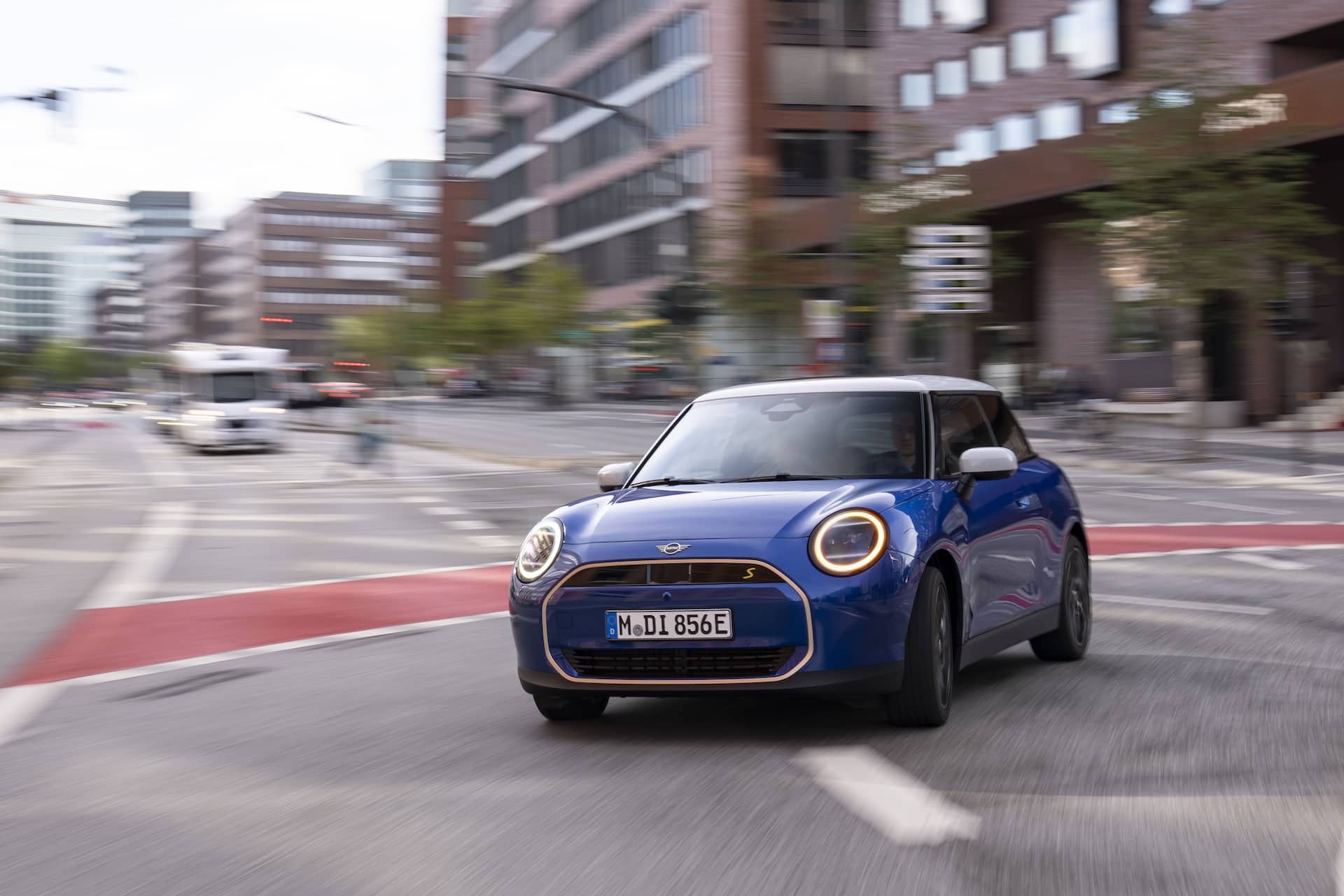 Cover Image for Duell der Elektro-Flitzer: Mini Cooper SE gegen Abarth 500e