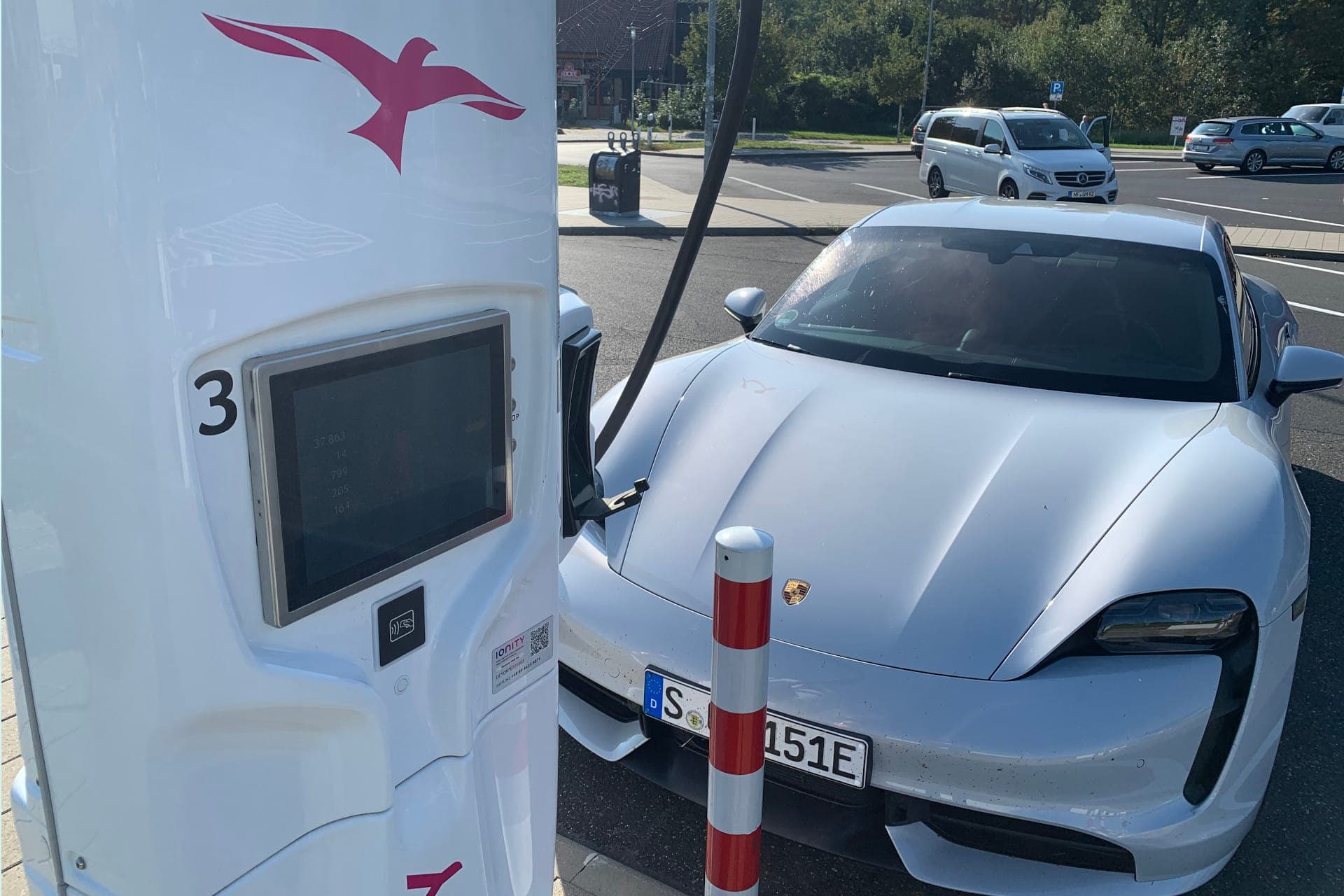 Cover Image for Diese 7 großen E-Autos laden in der Pinkelpause am meisten Kilometer nach