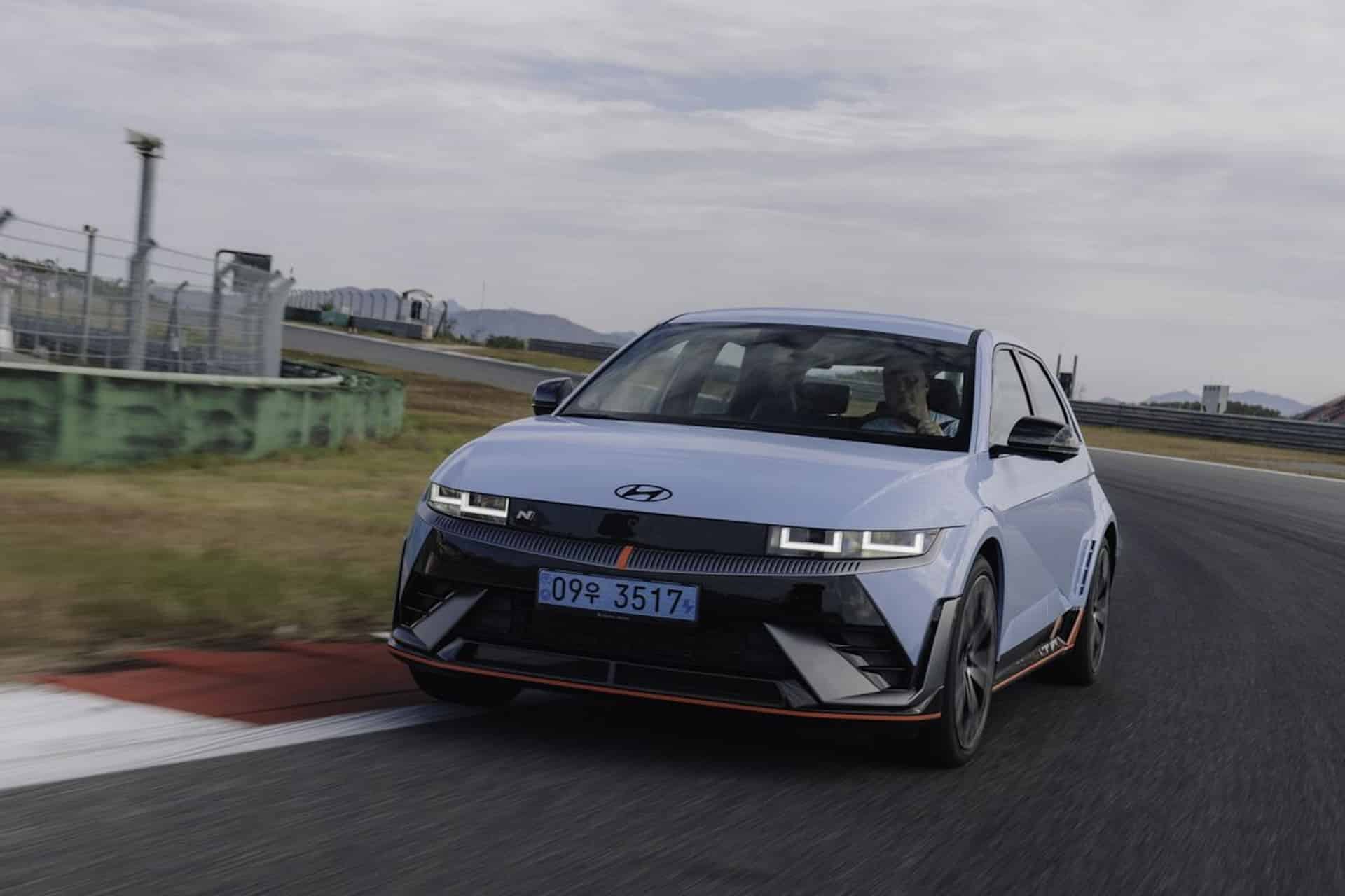Cover Image for AMS-Bergkönig: Cupra Tavascan und Hyundai Ioniq 5N im Duell
