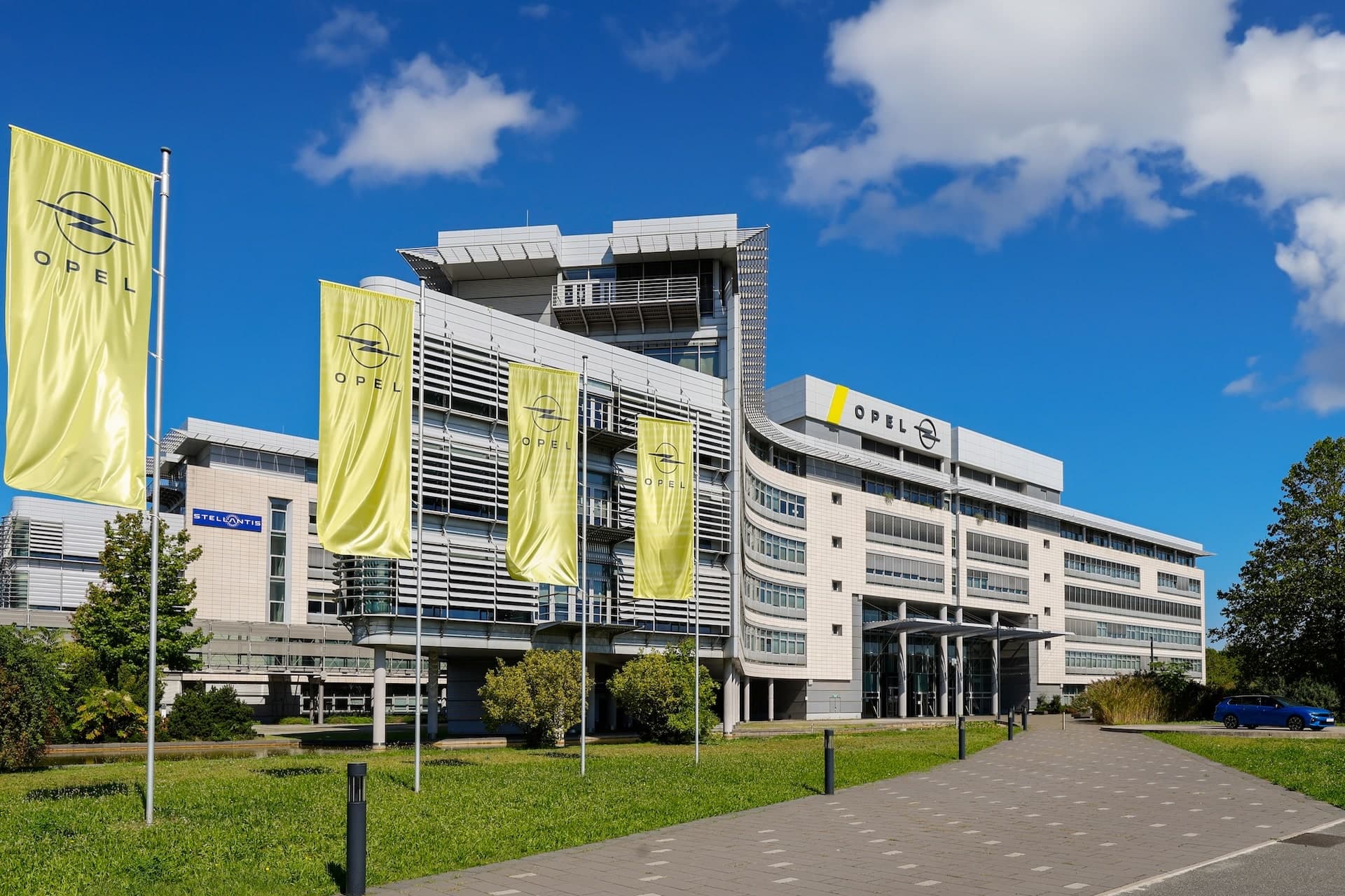 Cover Image for Opel drosselt Produktion in Rüsselsheim vorübergehend
