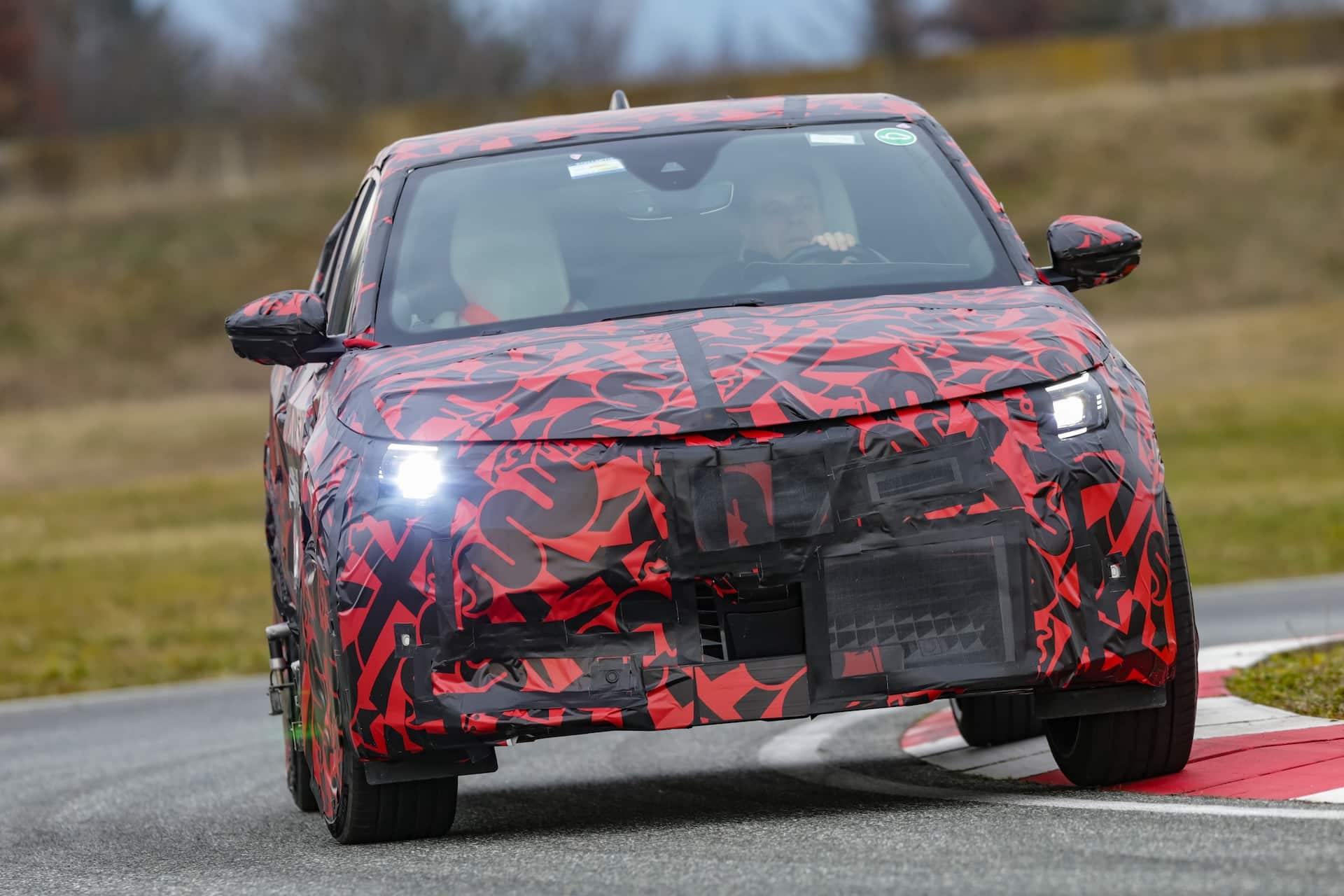 Cover Image for Alfa Romeo feilt am ersten Elektroauto, Debüt im April