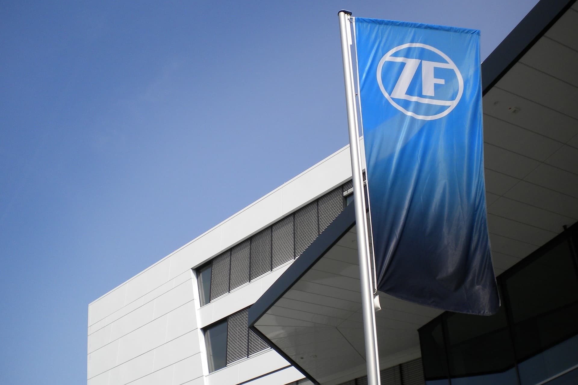 Cover Image for ZF setzt auf E-Mobilität – und Technologieoffenheit