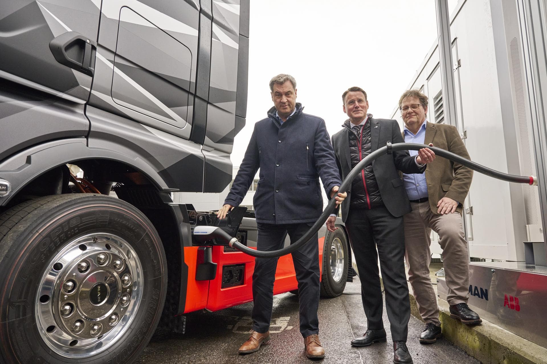 Cover Image for MAN und ABB nehmen ersten MCS-Schnelllader für Elektro-Lkw in Betrieb