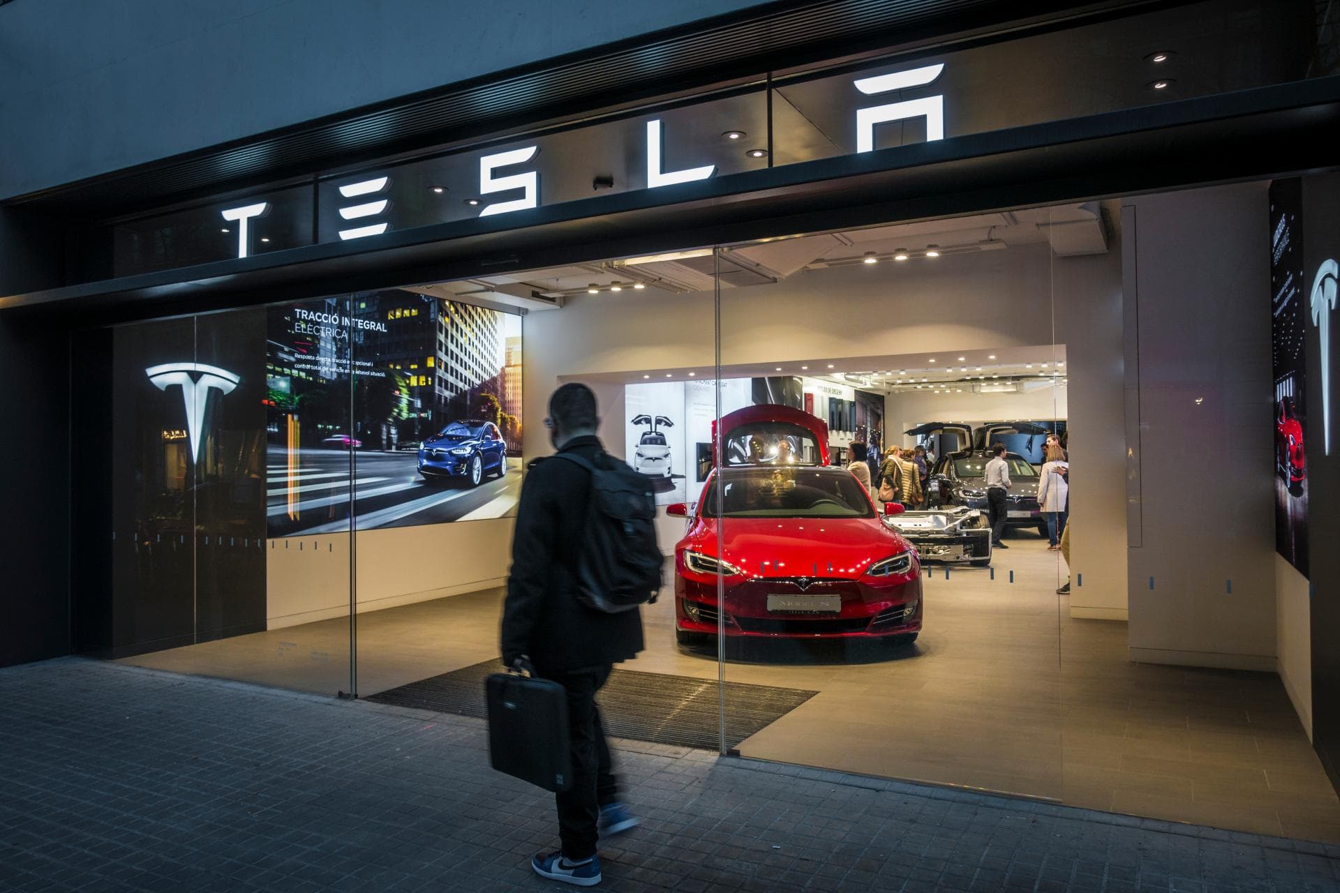 Cover Image for Tesla schlägt BYD: Wieder an der Spitze der Hersteller?