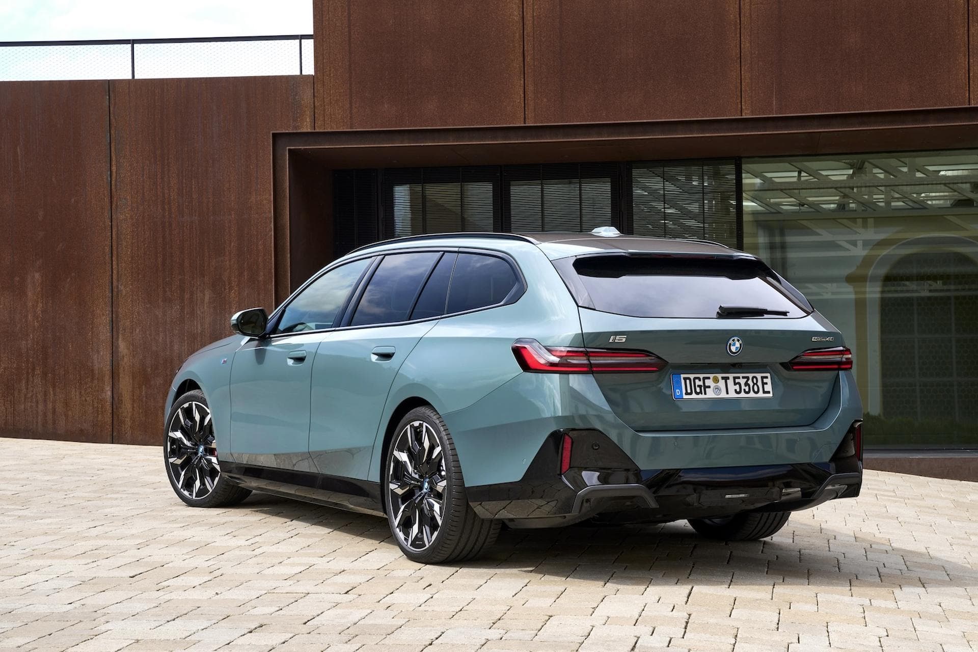 Cover Image for BMW setzt Start des Agenturmodells aus