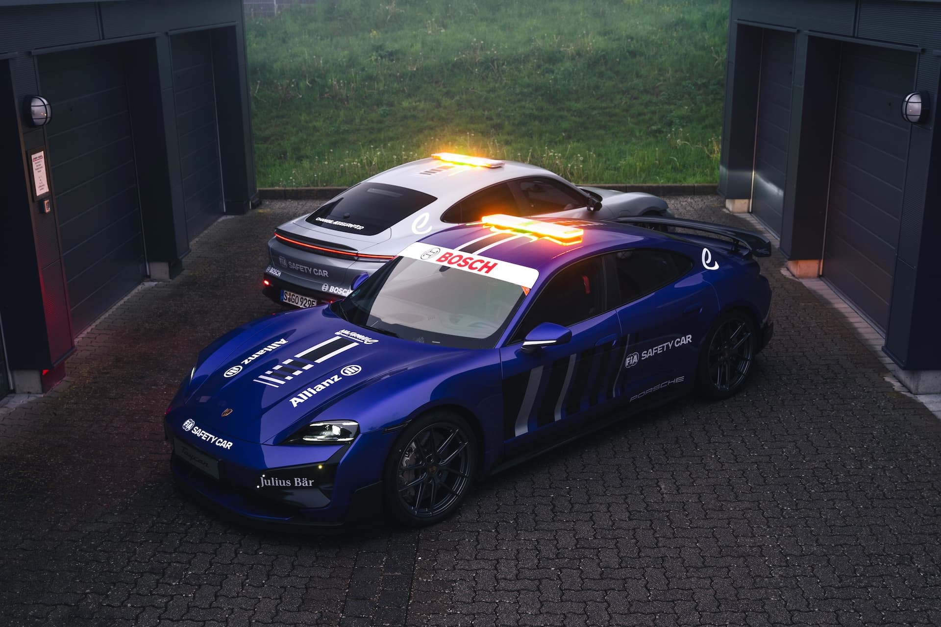 Cover Image for Taycan Turbo GT: Porsche präsentiert zwei neue Formel-E-Safety-Cars