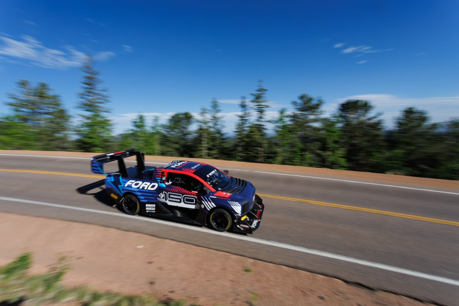 Cover Image for Elektro-Pick-up Ford F-150 Lightning SuperTruck gewinnt am Pikes Peak