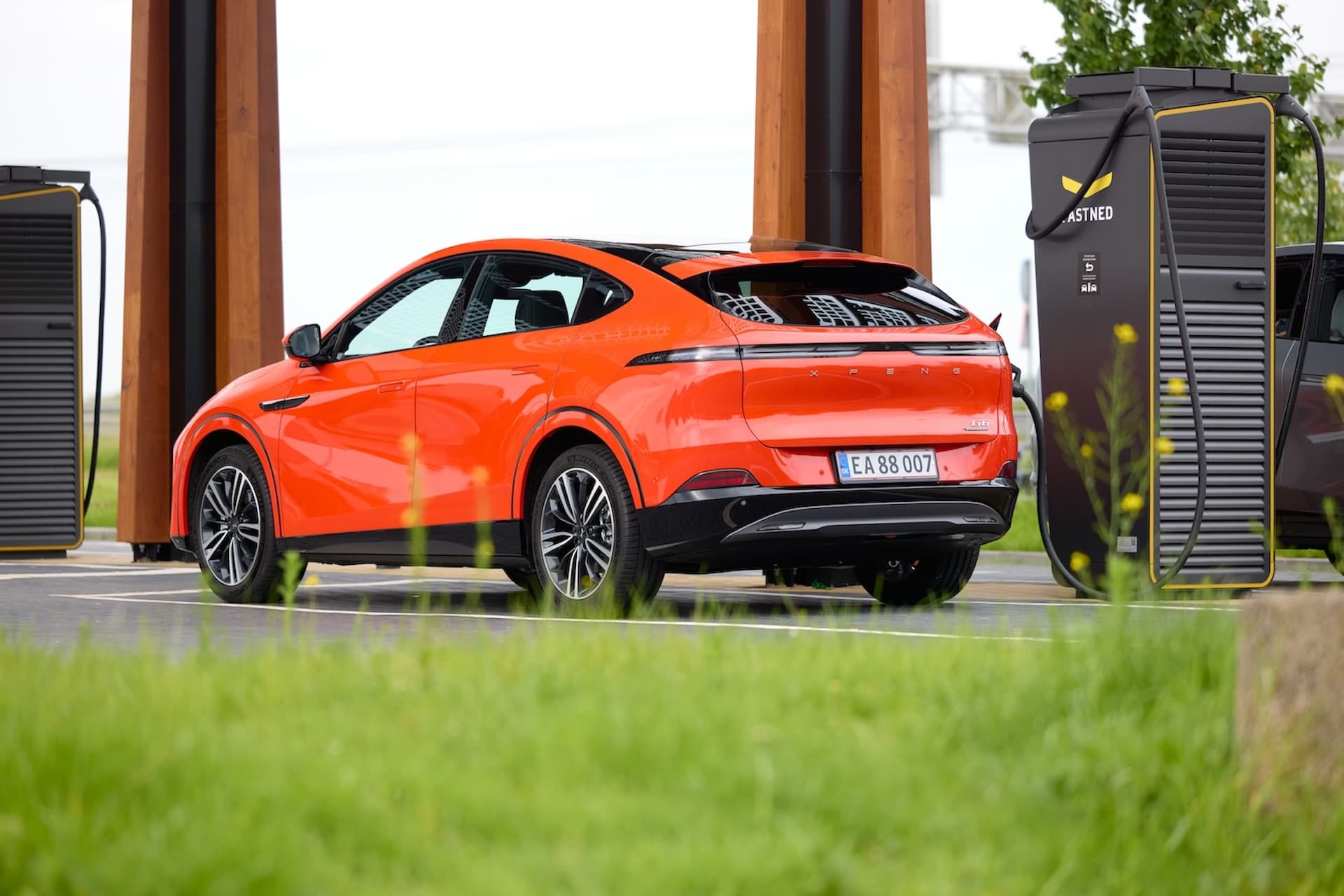 Cover Image for Diese 7 E-Autos unter 50.000 Euro kommen mit nur 15 Minuten laden sehr weit