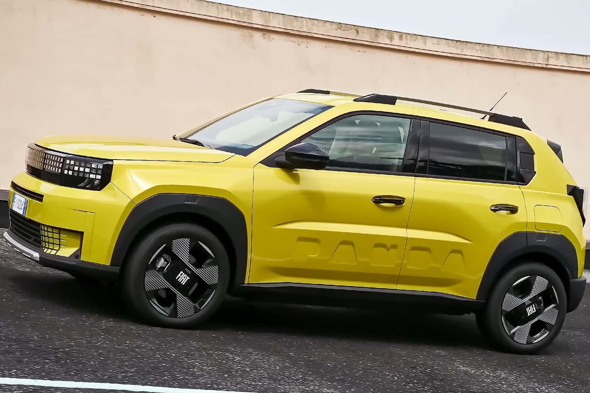 Cover Image for Fiat preist Elektro-Panda bei 24.990 Euro ein
