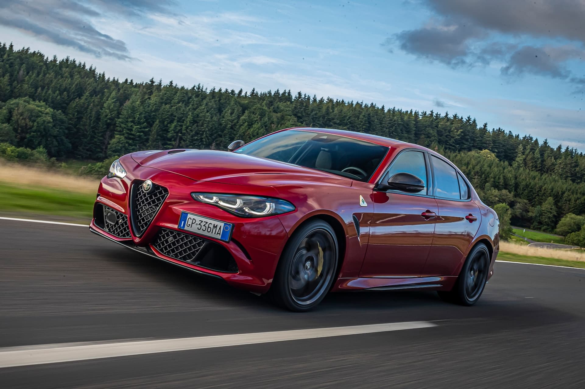 Cover Image for Alfa Romeo ändert Strategie: Kein reiner Elektro-Kurs mehr