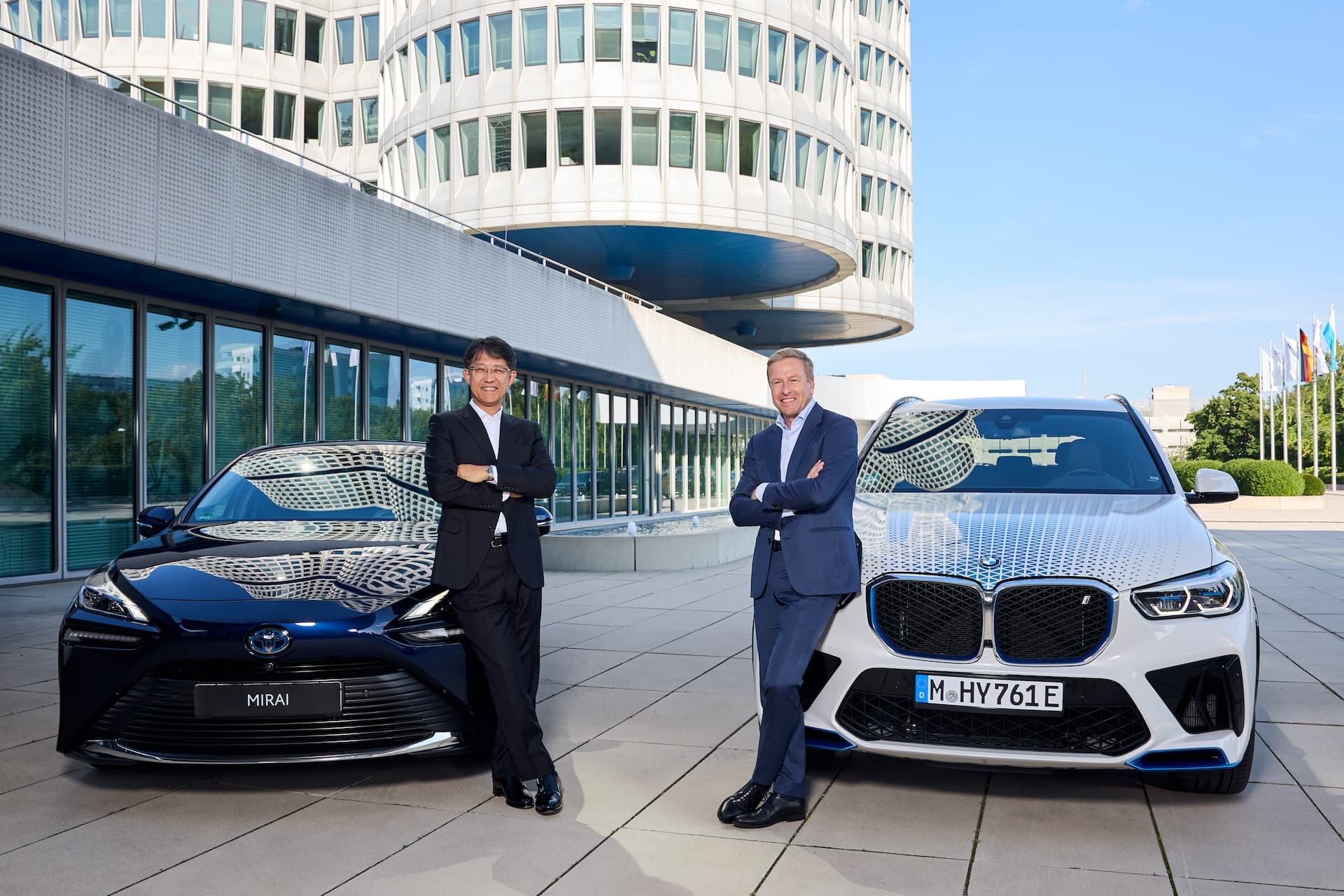Cover Image for BMW kündigt Wasserstoffauto in Serie für 2028 an