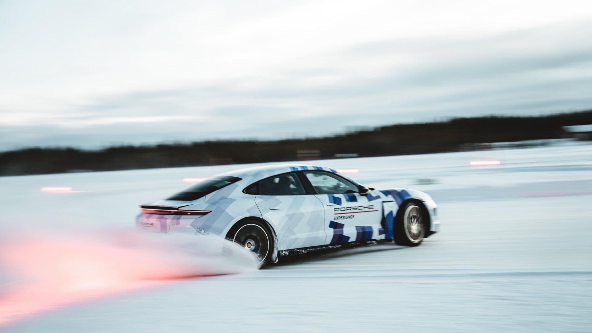 Cover Image for Weltrekord: Porsche Taycan driftet 17 Kilometer auf Eis