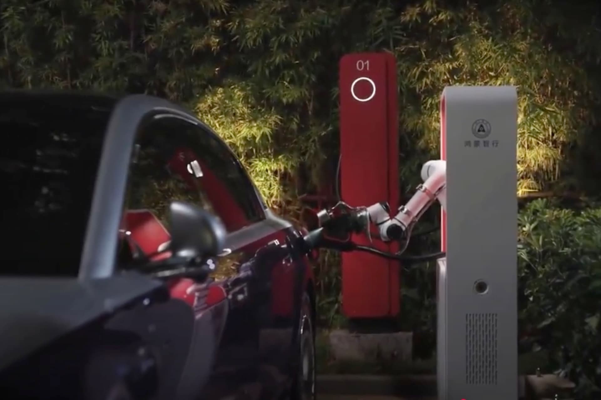 Cover Image for Huawei zeigt automatischen Roboterarm zum Laden von Elektroautos