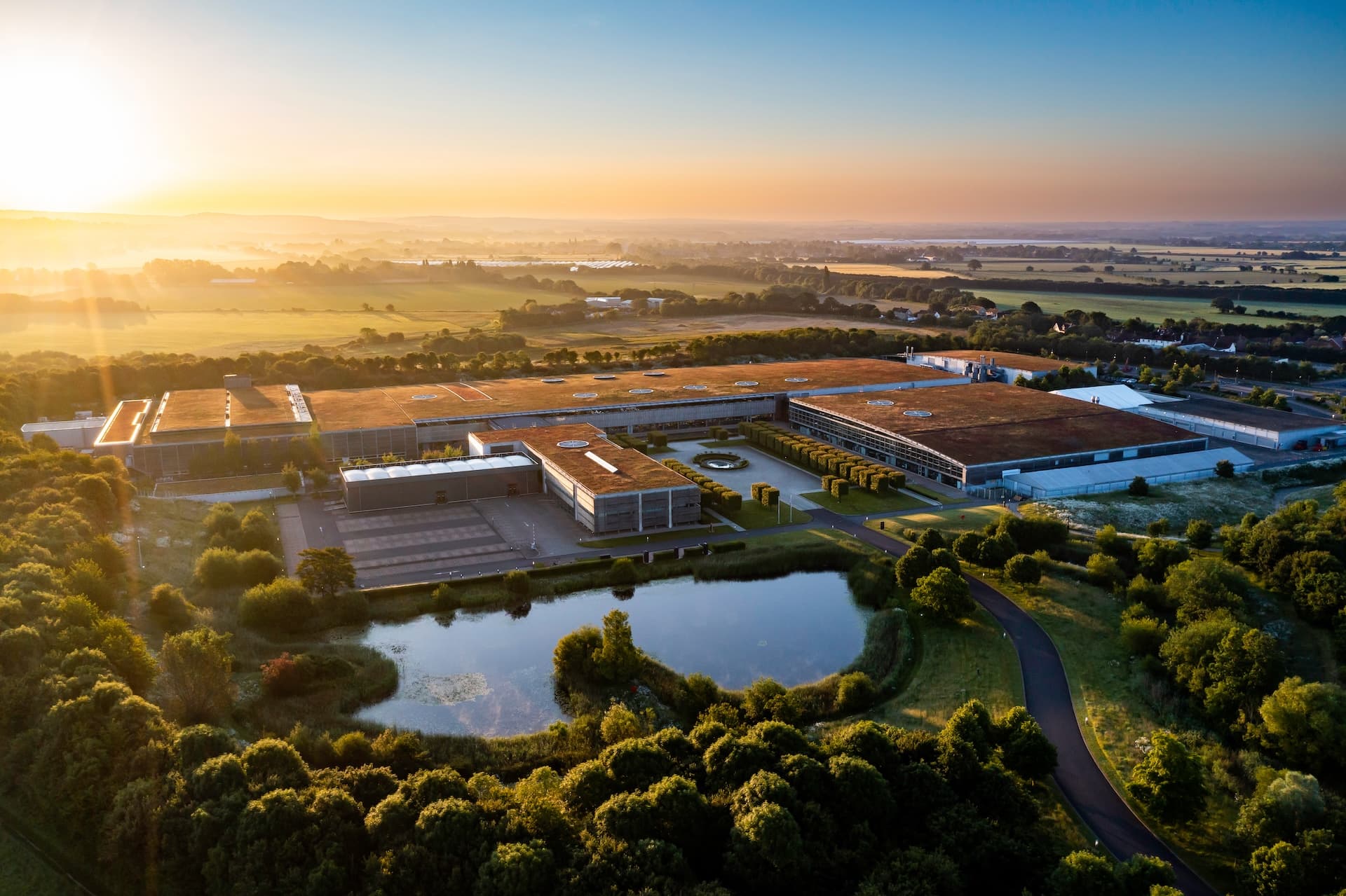 Cover Image for Vor Start von neuem E-Auto: Rolls-Royce investiert 360 Millionen Euro in Werk