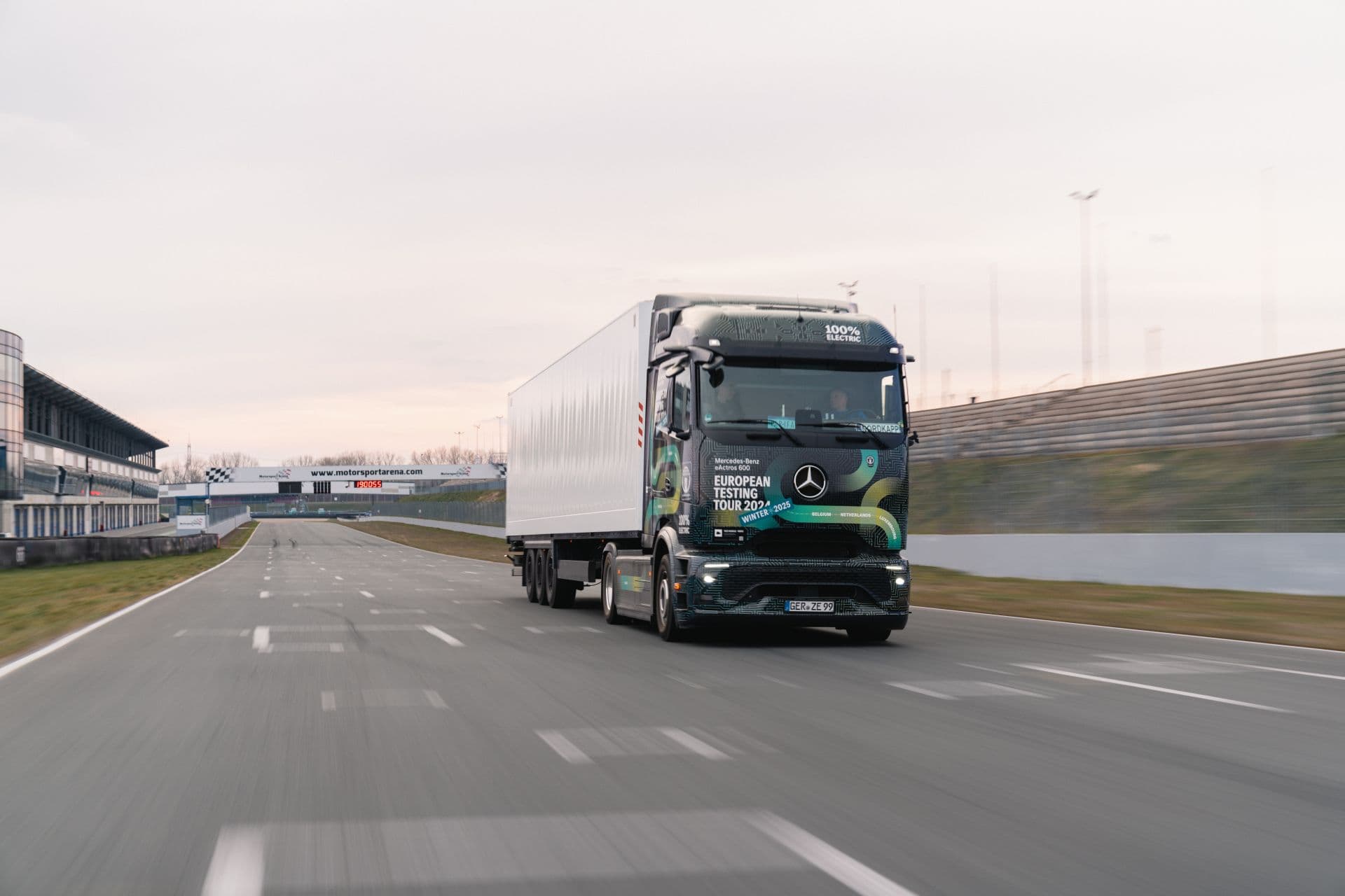 Cover Image for Mercedes eActros 600 soll Rückwärtsweltrekord brechen
