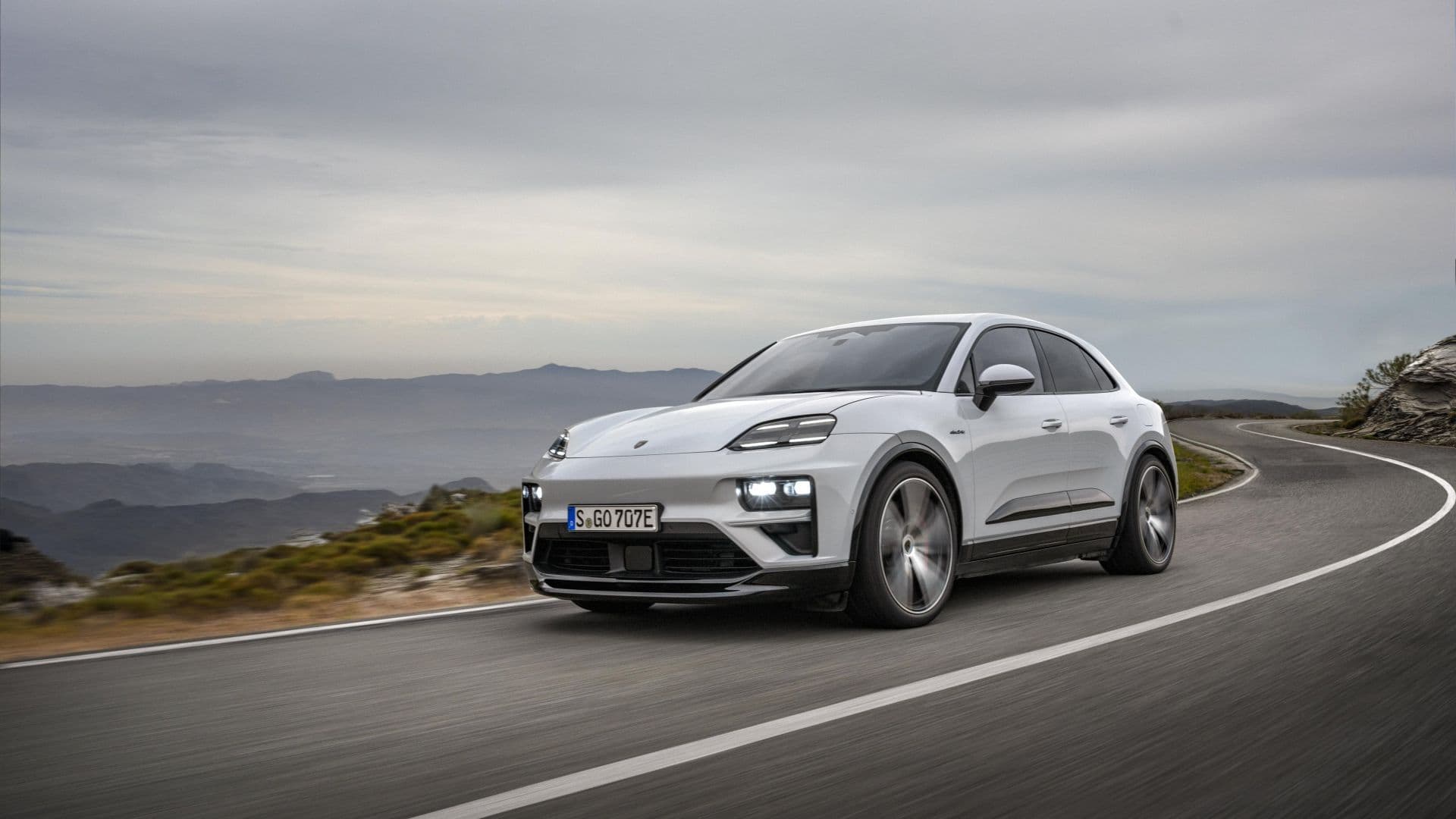 Cover Image for Porsche investiert trotz sinkender Gewinne weiter