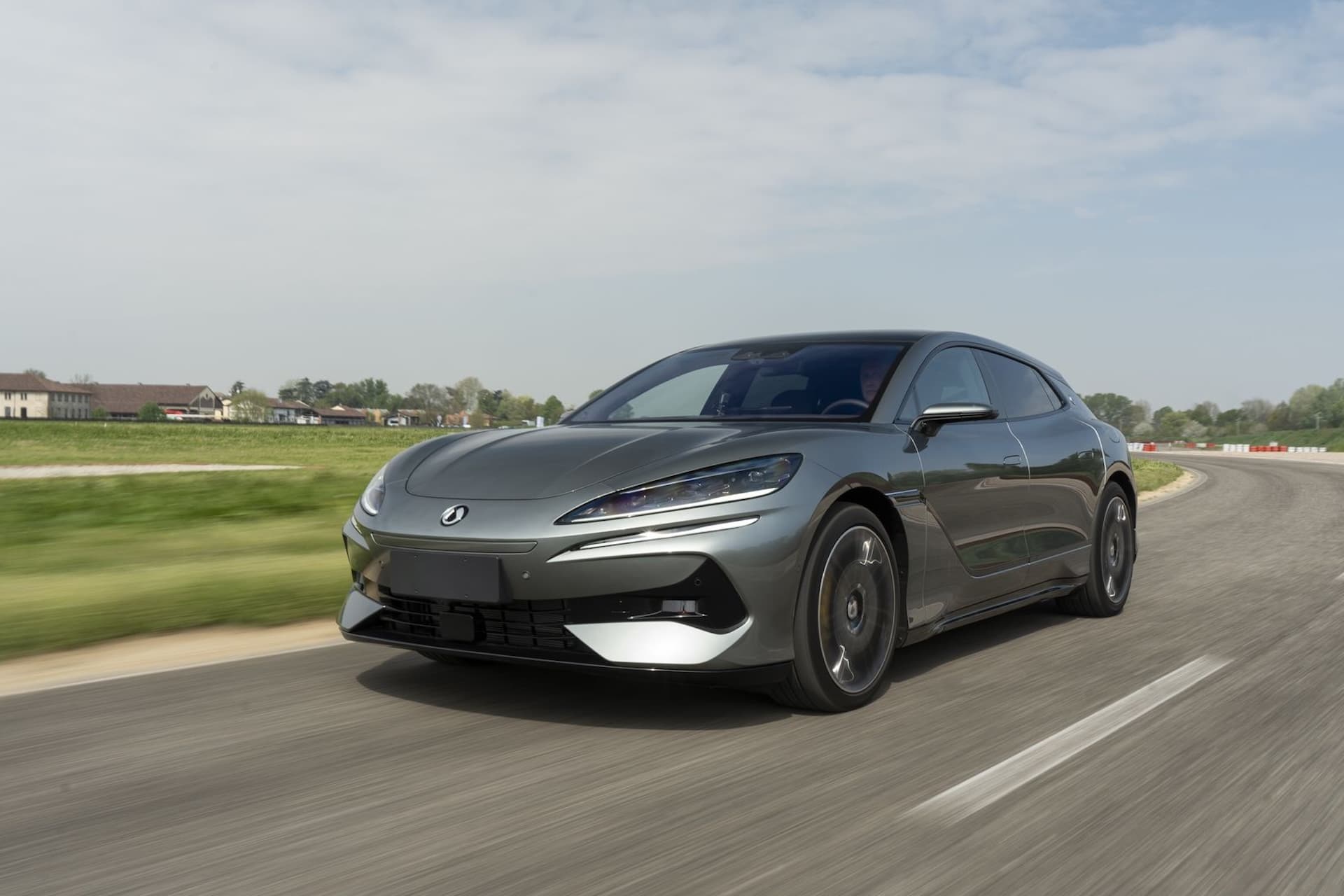 Cover Image for Plug-in-Hybrid Denza Z9 GT: Dynamischer Dreiklang