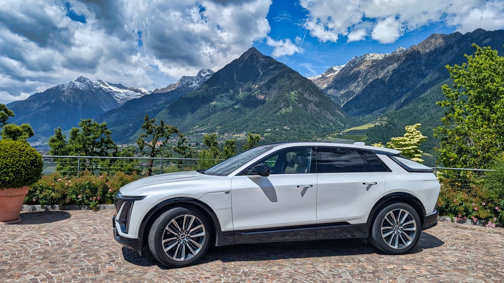 Cover Image for Cadillac Lyriq im Test: Gelassen in der Stadt und den Bergen