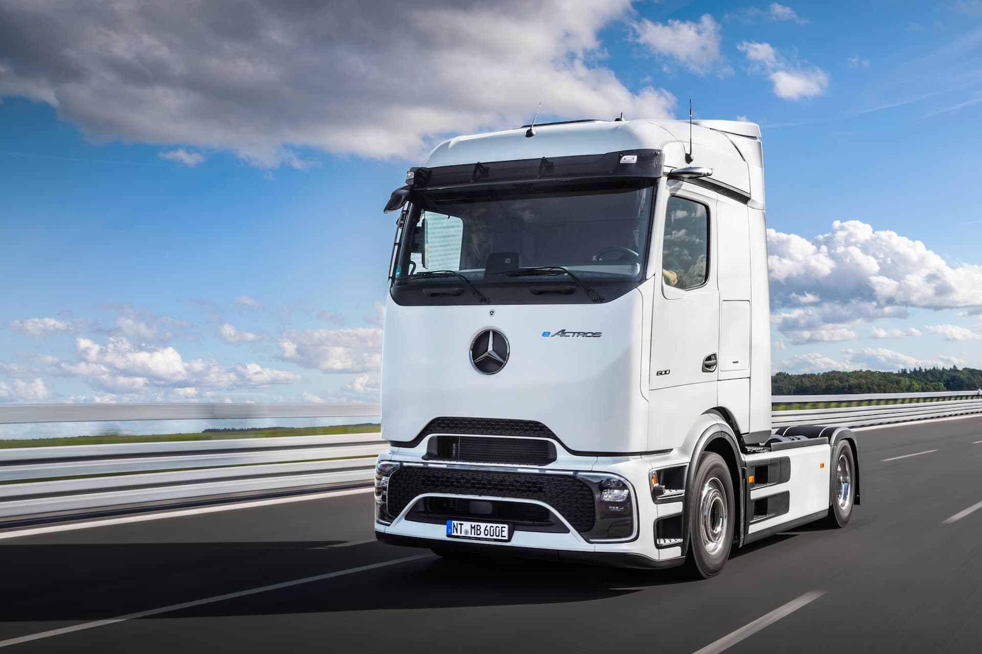 Cover Image for Mercedes bringt weitere Varianten des E-Lkw eActros 600