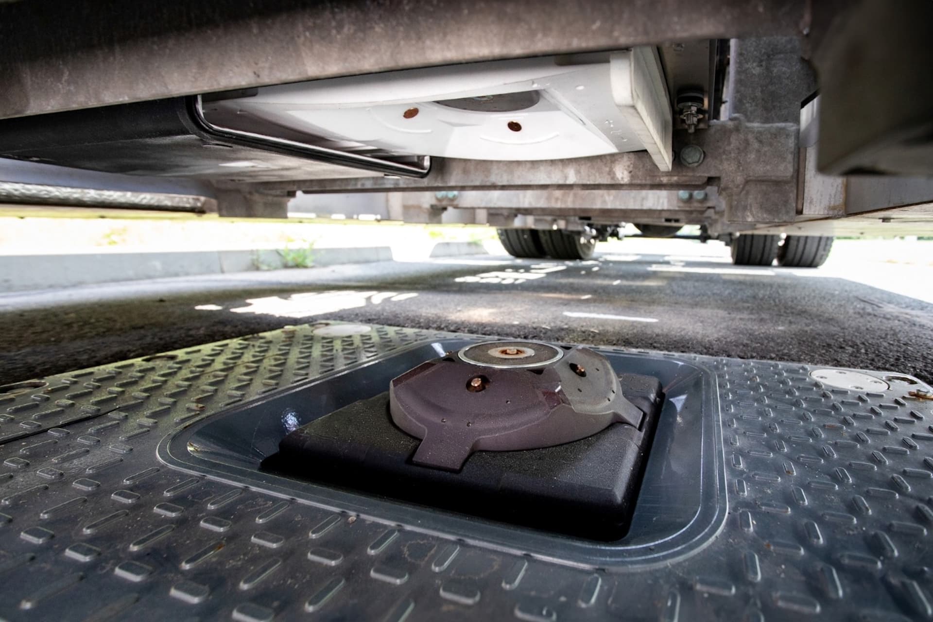 Cover Image for Stadtreinigung Dresden testet automatisches Ladesystem für Elektro-Lkw