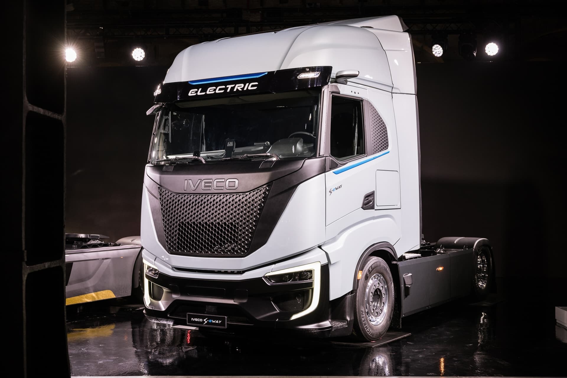Cover Image for Iveco gibt 1,2 Millionen Kilometer Batteriegarantie bei E-Lkw S-eWay