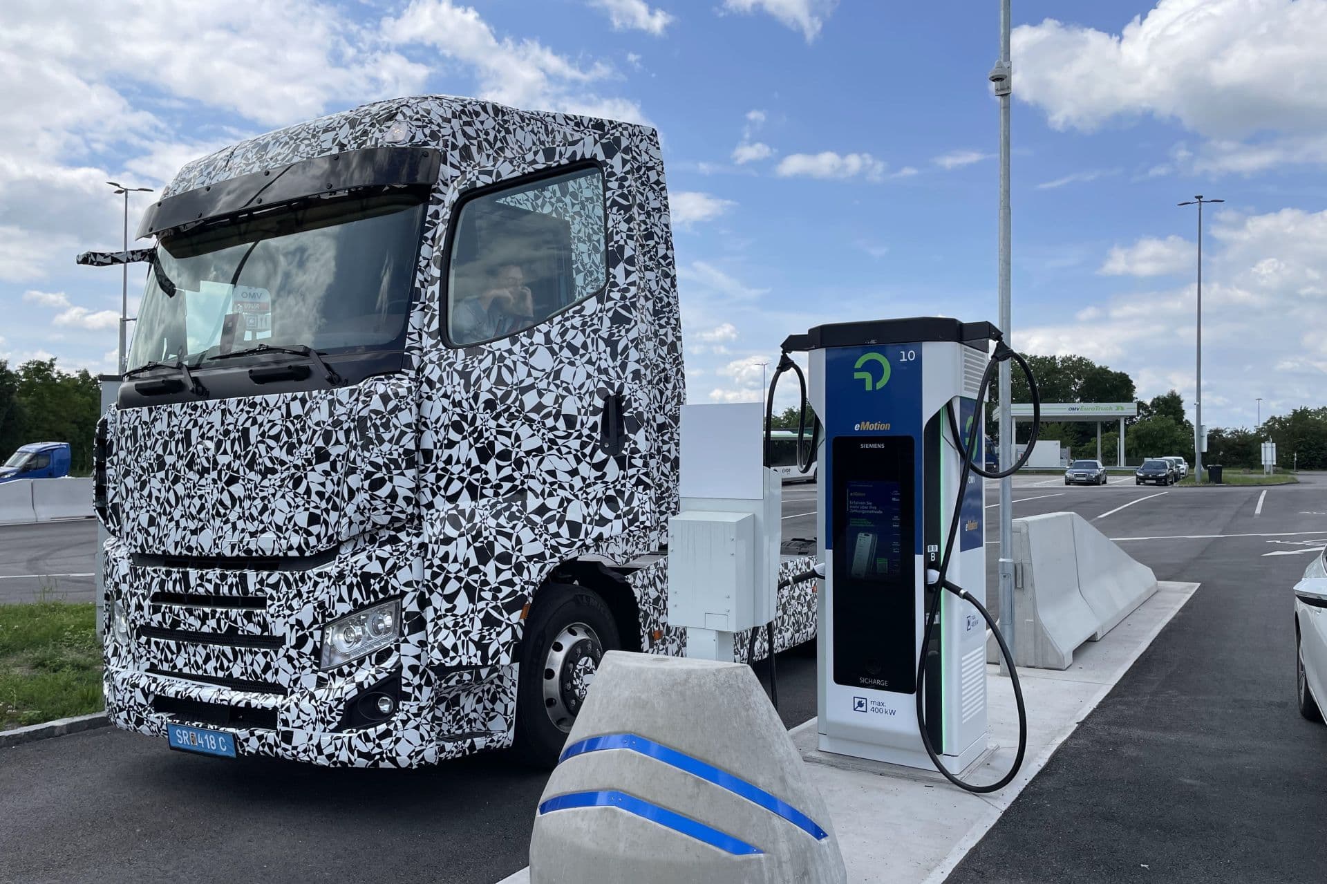 Cover Image for SuperPanther plant 16.000 E-Lkw bis 2030