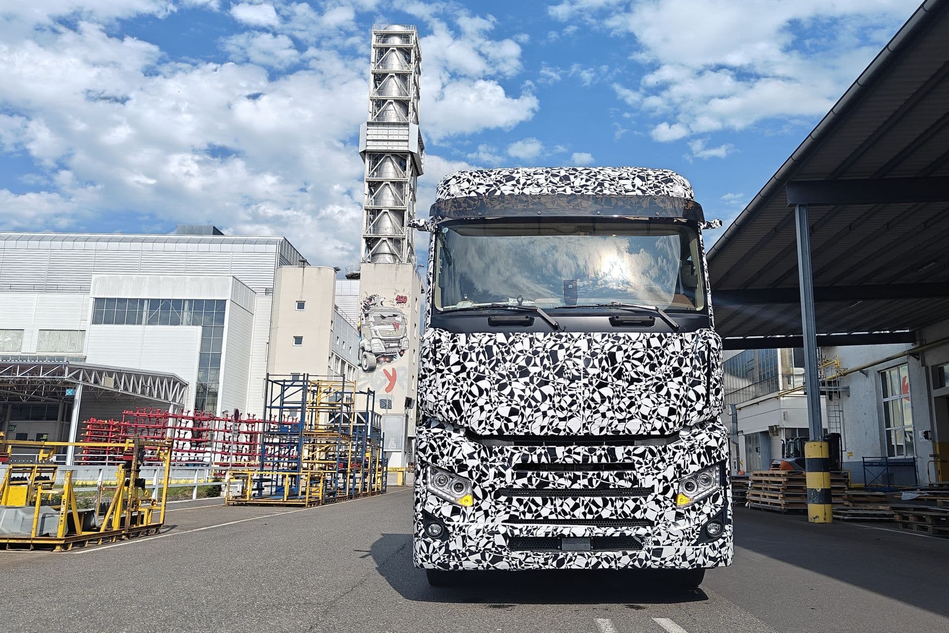 Cover Image for SuperPanther eTopas 600: E-Lkw für Europa aus China