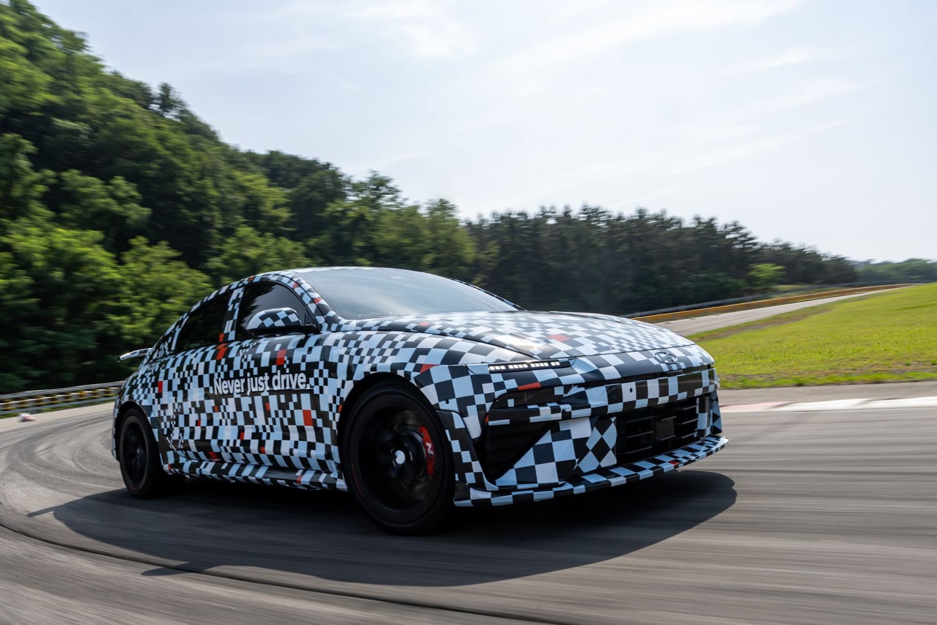 Cover Image for Prototyp Hyundai Ioniq 6N: Entspannt und brutal schnell zugleich